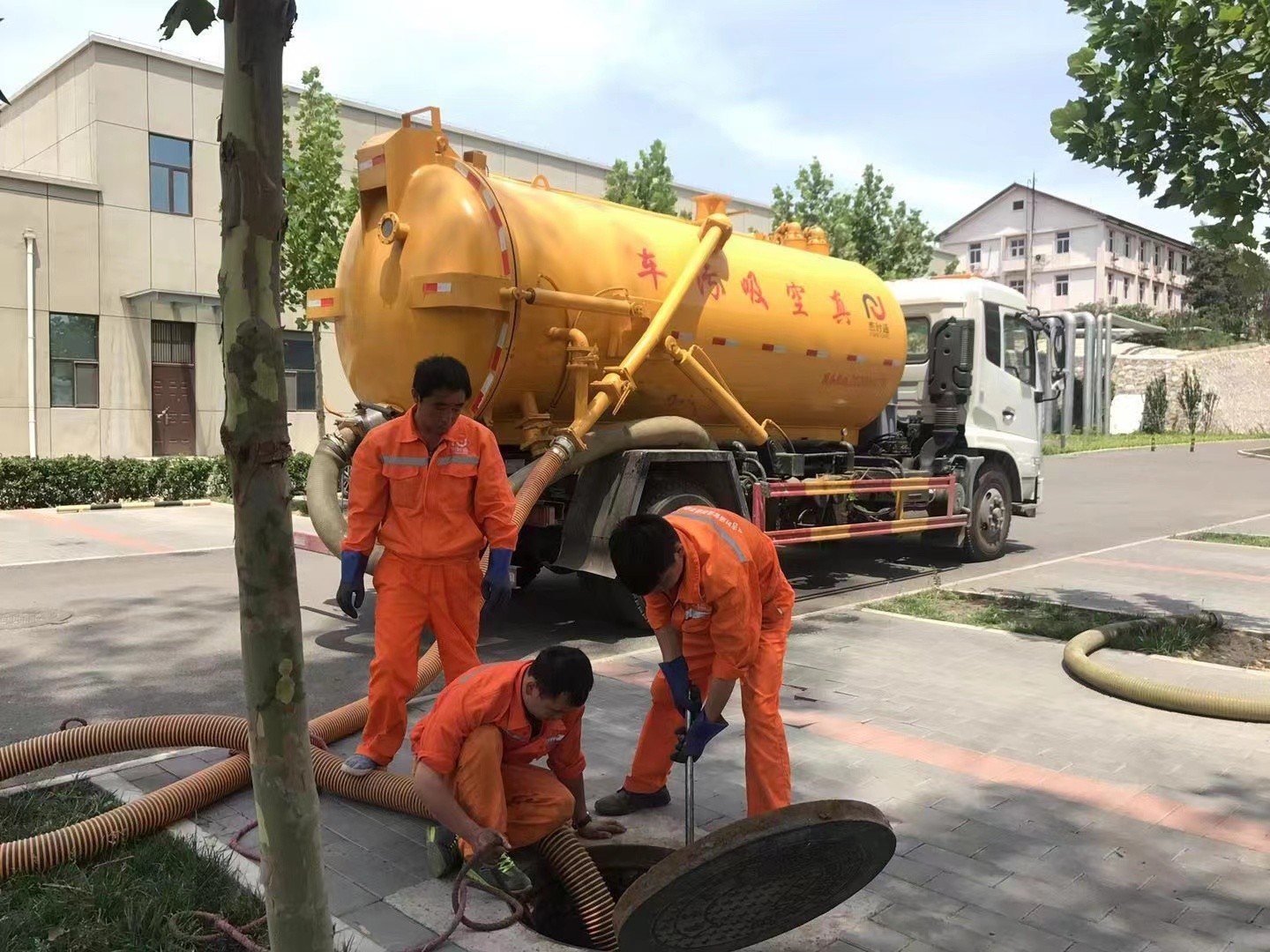 博鳌镇管道疏通车停在窨井附近