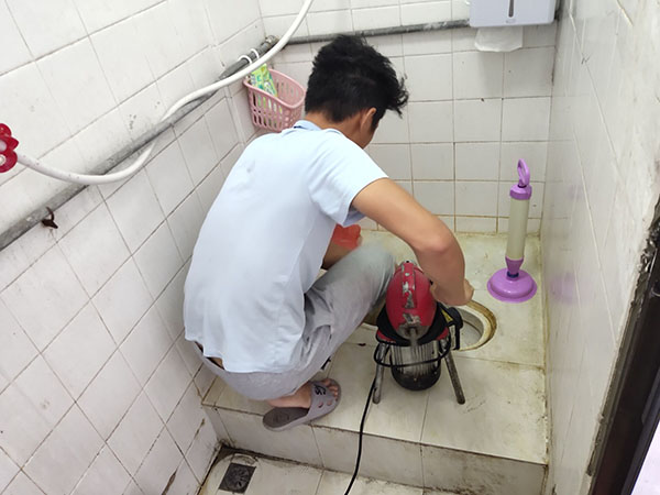 博鳌镇管道堵塞冒臭气 专业师傅现场解决问题